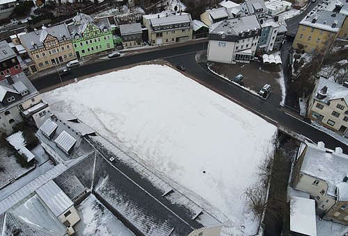 Luftbild eines schneebedeckten Platzes innerhalb der Stadt