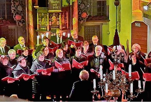 Das Bild zeigt den Altarbereich der Ebersdorfer Kirche mit vielen Sängerinnen und Sängern anlässlich des Adventskonzertes.