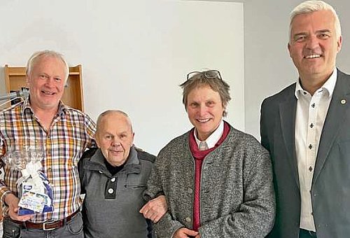Links im Bild steht der Heimleiter, daneben der Jubilar Hartmut Oelsner, es folgen Pfarrerin Brudereck und Bürgermeister Ehrhardt. 
