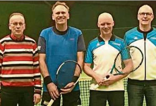 eine Gruppe mit vier Tennisspielern lächeln in die Kamera