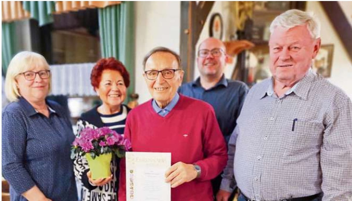 Das Bild zeigt von links zwei Frauen und drei Männer, die für langjährige Mitgliedschaft ausgezeichnet wurden.