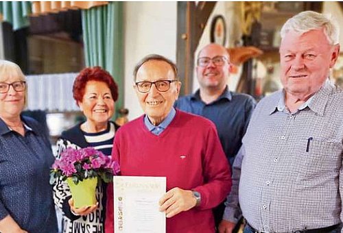 Das Bild zeigt von links zwei Frauen und drei Männer, die für langjährige Mitgliedschaft ausgezeichnet wurden.