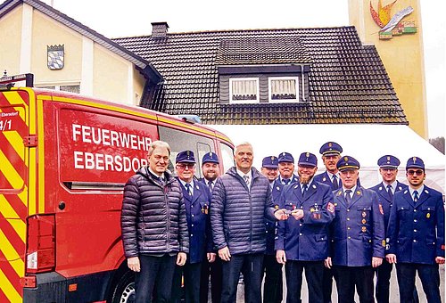 Das Foto zeigt das neue Feuerwehrfahrzeug und davor die FFW Ebersdorf mit Landrat Klaus Löffler und Bürgermeister Timo Ehrhardt