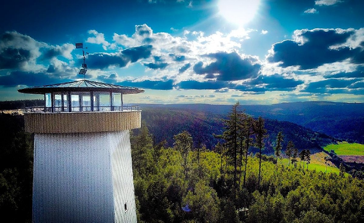 Das Foto zeigt den Blick einer Drohne auf die Turmspitze der Thüringer Warte. 