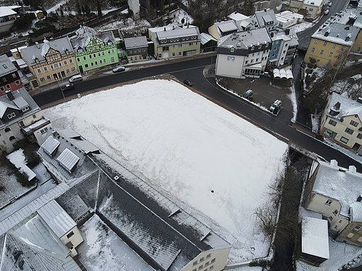 Luftbild eines schneebedeckten Platzes innerhalb der Stadt