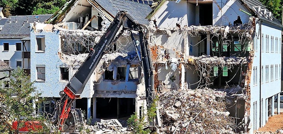 Das Foto zeigt einen Abrissbagger, der bereits Teile des Sparkassengebäudes eingerissen hat.