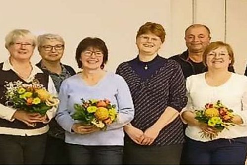 Zu sehen sind fünf Frauen, davon drei mit Blumenstrauß, Bürgermeister Timo Ehrhardt und zwei weitere Mitglieder des Diakonievereins Ludwigsstadt