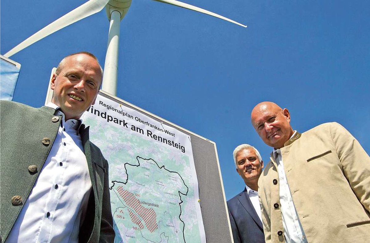Das Bild zeigt die drei Bürgermeister der Rennsteigregion mit Windrad im Hintergrund.