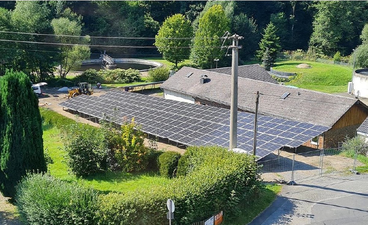 Die PV-Anlagen neben dem Gebäude des Klärwerkes Ludwigsstadt