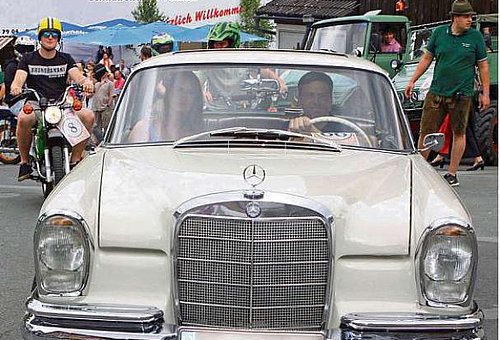 Auf dem Bild ist ein heller top polierter alter Benz zu sehen. 