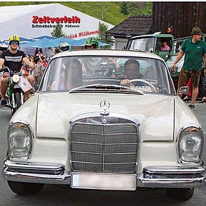 Auf dem Bild ist ein heller top polierter alter Benz zu sehen.