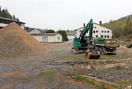 Baustelle mit Baufahrzeugen und Schuttbergen