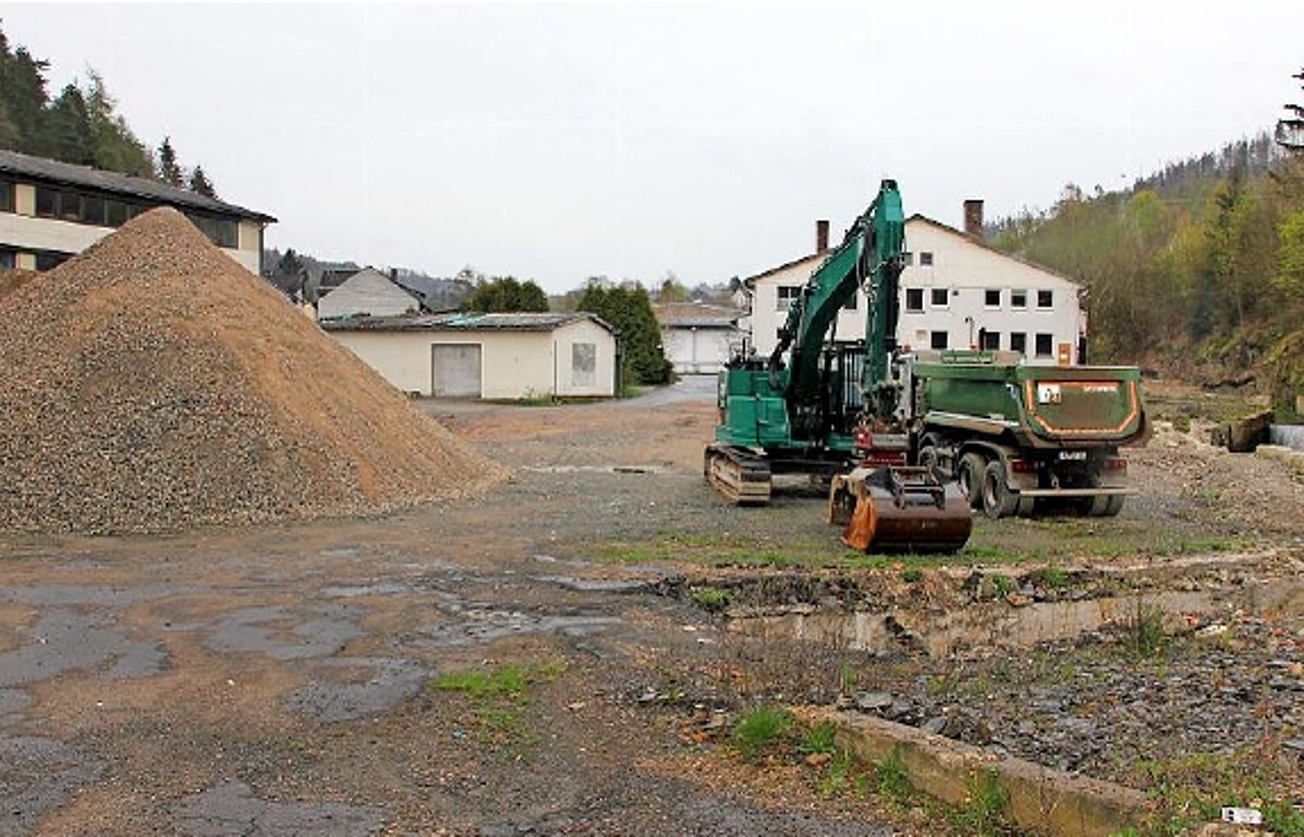 Baustelle mit Baufahrzeugen und Schuttbergen