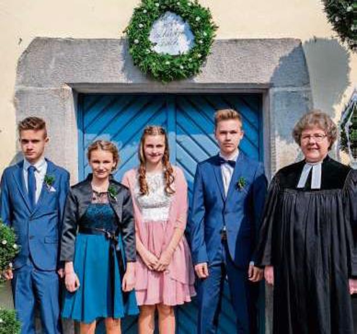 2 Jungen und 2 Mädchen in festlicher Kleidung