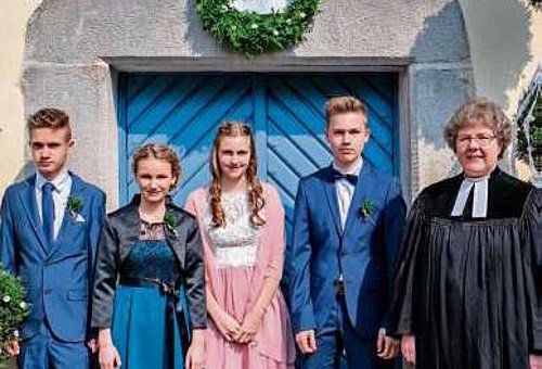 Vier Konfirmanden in Lauenhain 2 Jungen und 2 Mädchen in festlicher Kleidung