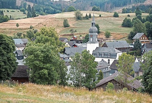 Das Foto zeigt den Blick auf Ebersdorf mit Kirche