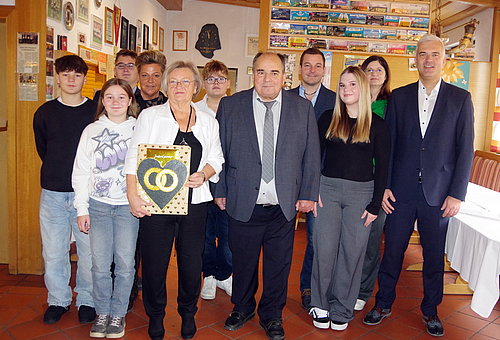 Eine Gruppe von Menschen. In der Mitte ein älteres Ehepaar, daneben und dahinter die Kinder mit ihren Partner und Kindern des Ehepaares. Mit auf dem Bild am rechten Rand steht Bürgermeister Timo Ehrhardt.