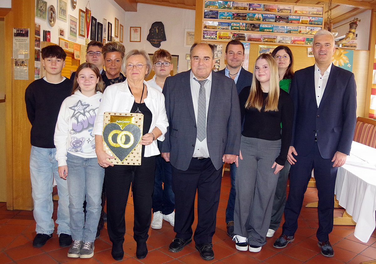 Eine Gruppe von Menschen. In der Mitte ein älteres Ehepaar, daneben und dahinter die Kinder mit ihren Partner und Kindern des Ehepaares. Mit auf dem Bild am rechten Rand steht Bürgermeister Timo Ehrhardt.