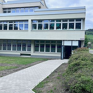 Auf dem Foto ist die Außenansicht der Grundschule Ludwigsstadt zu sehen, in der sich ab sofort auch die orthopädische Praxis befindet. 