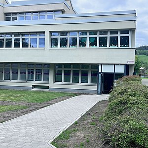 Auf dem Foto ist die Außenansicht der Grundschule Ludwigsstadt zu sehen, in der sich ab sofort auch die orthopädische Praxis befindet.