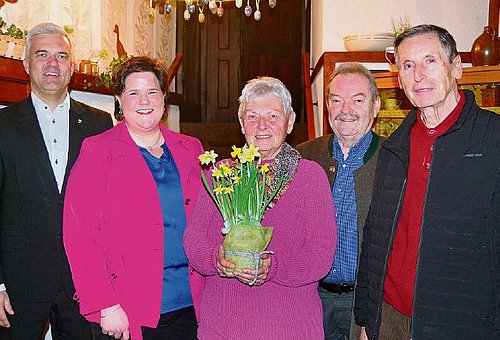 Bürgermeister Timo Ehrhardt und Vorsitzende Barbara Treuner mit den Geehrten in einer Gruppe. Sie schauen in die Kamera.