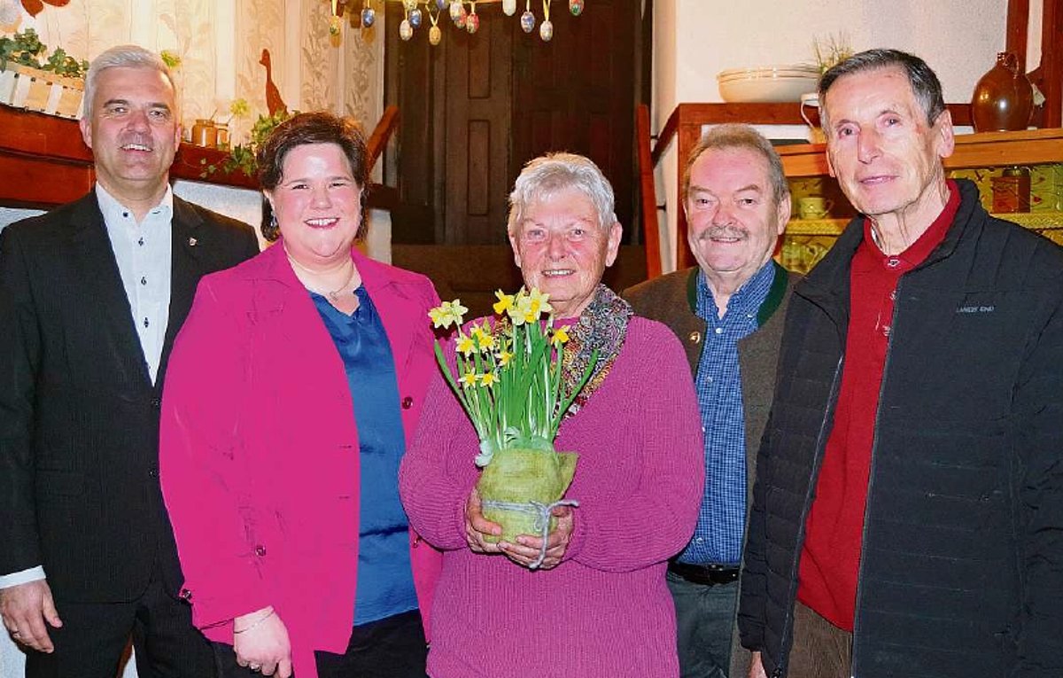 Bürgermeister Timo Ehrhardt und Vorsitzende Barbara Treuner mit den Geehrten in einer Gruppe. Sie schauen in die Kamera.