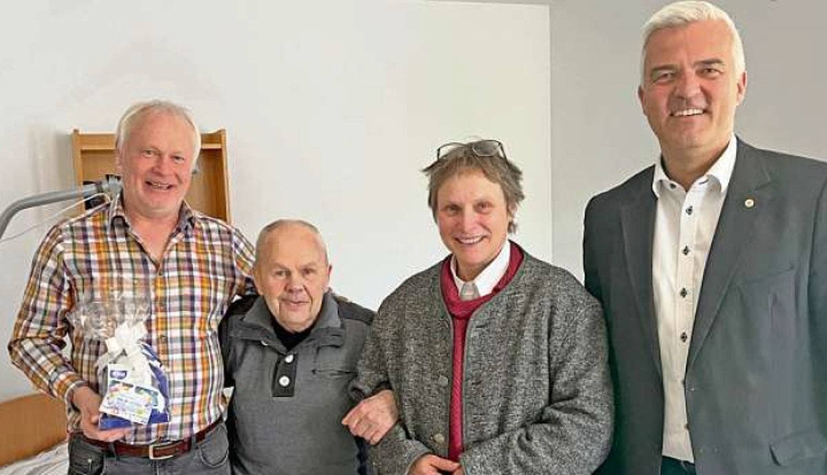 Links im Bild steht der Heimleiter, daneben der Jubilar Hartmut Oelsner, es folgen Pfarrerin Brudereck und Bürgermeister Ehrhardt.