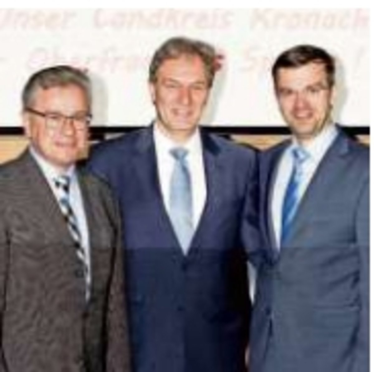 Menschen unter uns Stefan Schneider drei Männer lächeln in die Kamera, Stefan Schneider, Landrat Klaus Löffler, Markus Wich