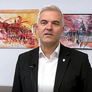 Bürgermeister Timo Ehrhardt beim Interview