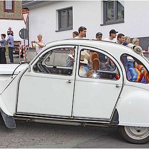 Zu sehen ist die "gute alte Ente" in Weiß - ein Citroen 2 CV