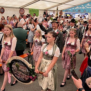 Schützenkönig Florian Bauer und Jungkaiser Christoph Scheidig mit ihren Schützenliesln und der Königsscheibe.