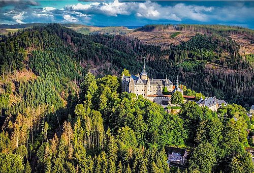 Das Foto zeigt die Burg Lauenstein von oben.