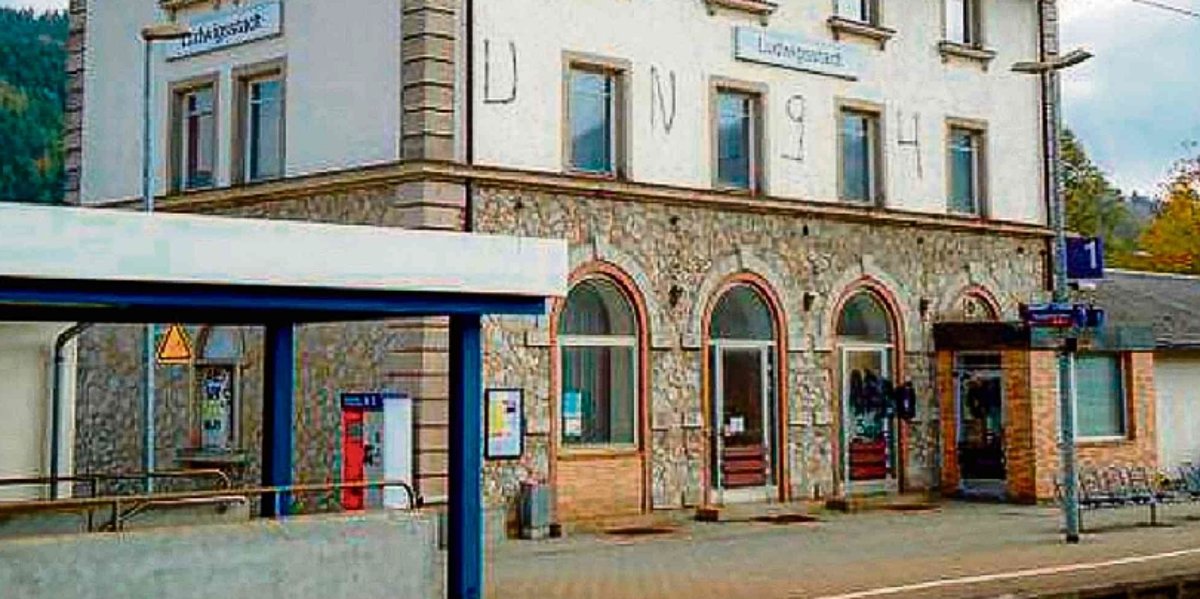 Das Archivbild zeigt den leeren und nicht schön anzuschauenden Bahnhof in Ludwigsstadt.