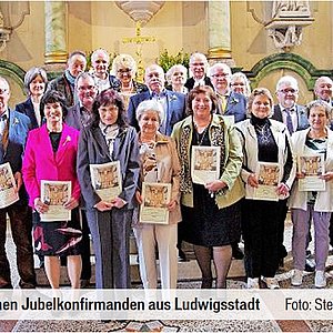 eine Gruppe von Senioren und Seniorinnen mit einer Pfarrerin und einem Pfarrer