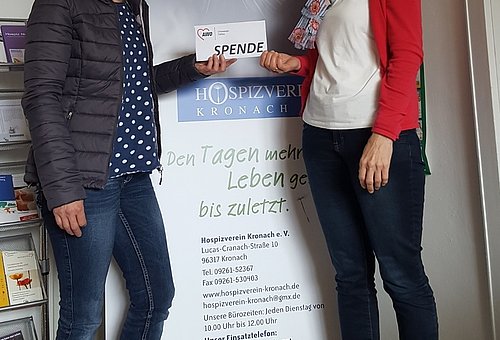 Spendenübergabe an Hospizverein Kronach 2 Frauen vor Banner