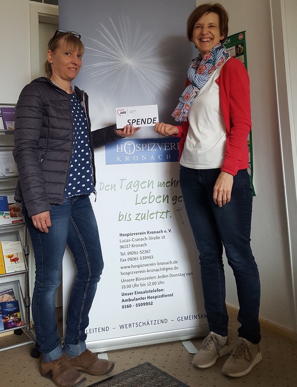 2 Frauen vor Banner