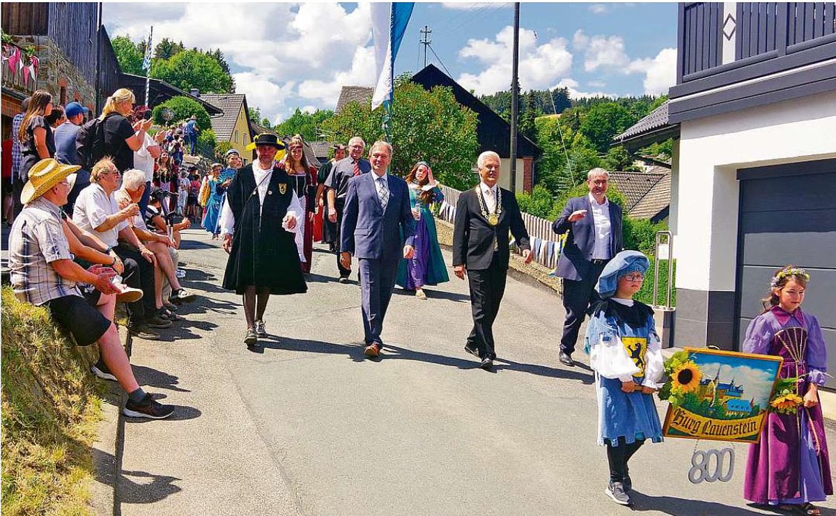 Landrat Klaus Löffler und Bürgermeister Timo Ehrhardt führen den Festumzug in Lauenstein an.