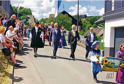 Landrat Klaus Löffler und Bürgermeister Timo Ehrhardt führen den Festumzug in Lauenstein an.
