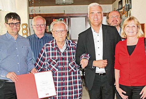 Das Foto zeigt eine Gruppe von 6 Personen, in der Mitte der Geehrte, rechts daneben im Anzug Bürgermeister Timo Ehrhardt
