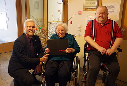 Bürgermeister Timo Ehrhardt mit der Jubilarin Kunigunda Greser und dem Heimbeirat Fredi Thomas