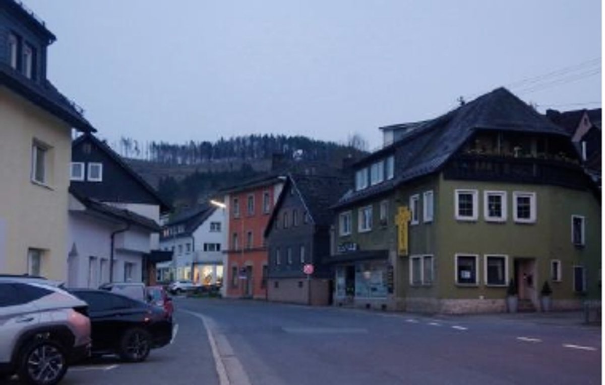 Innenstadtbereich mit Straße und Wohn-/Geschäftshäusern