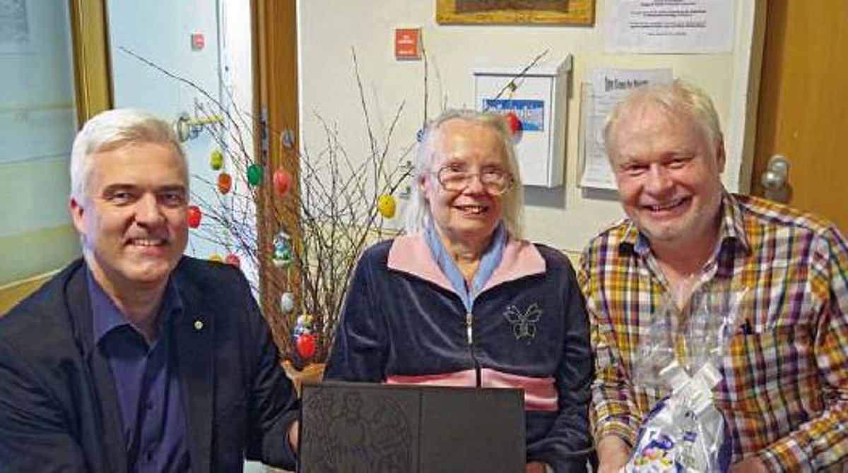 Zwischen Bürgermeister Timo Ehrhardt und Heimleiter Peter Schulz sitzt die Jubilarin Brigitta Fröscher.