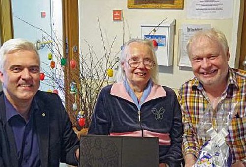 Zwischen Bürgermeister Timo Ehrhardt und Heimleiter Peter Schulz sitzt die Jubilarin Brigitta Fröscher.