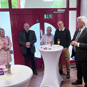 Zu sehen ist Bürgermeister Timo Ehrhardt bei seiner Anspracher vor einem Teil des Praxisteams