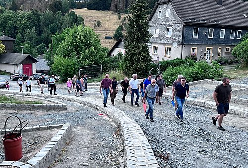 Die gesamte Projektgruppe, bestehend aus über zehn Personen, läuft durch den Baustellenbereich. 