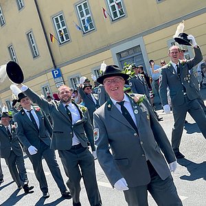 Die Schützen in Uniform während des Umzuges.