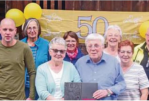 Eine Gruppe von Menschen verschiedenen Alters stehen zusammen und schauen in die Kamera. In der Mitte steht das Paar, das goldene Hochzeit feiert. Bürgermeister Timo Ehrhardt steht am rechten Bildrand.