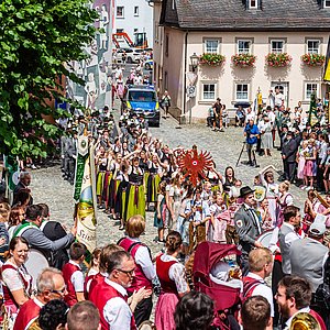 Der Ludwigsstädter Marktplatz bietet ein buntes Bild mit vielen verschiedenen Trachten und Vereinen. Sie stellen sich auf zum Festumzug.