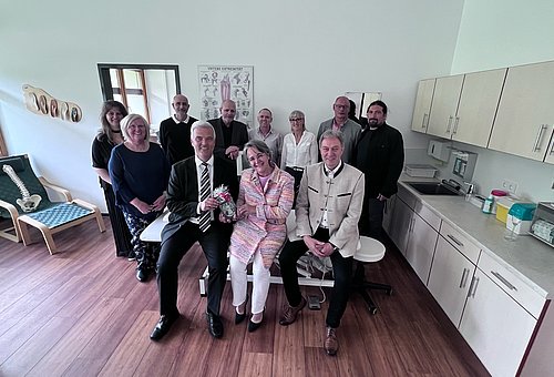 Das Foto zeigt neben Bürgermeister Timo Ehrhardt und Landrat Klaus Löffer das gesamten Praxisteam.