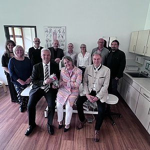 Das Foto zeigt neben Bürgermeister Timo Ehrhardt und Landrat Klaus Löffer das gesamten Praxisteam.